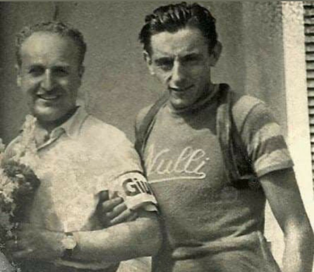 1945, Coppi in maglia Nulli con un giudice di gare