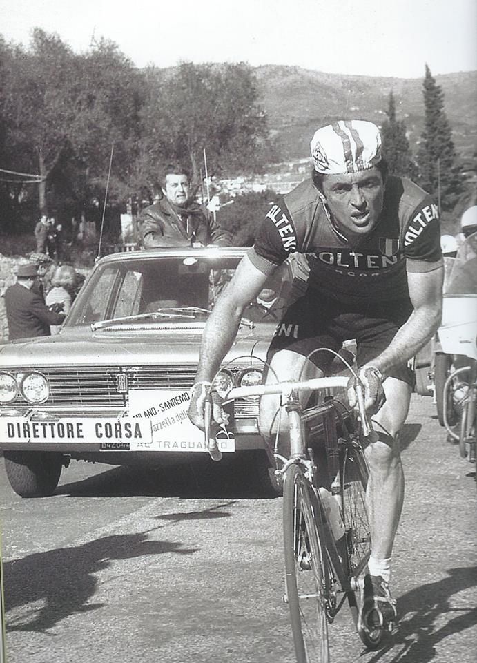 MIchele Dancelli in fuga solitaria alla Sanremo 1970. Dietro di lui il Direttore di corsa Vincenzo Torriani